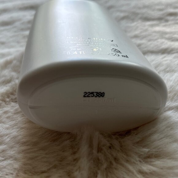 Sisley Paris Izia Perfumed Bath and Shower Gel - Picture 3 of 3